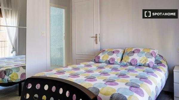 Pokój do wynajęcia w 6-pokojowym mieszkaniu na Plaza San Francisco,