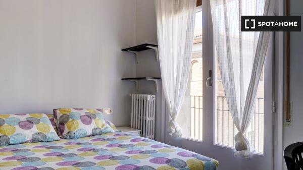 Pokój do wynajęcia w 6-pokojowym mieszkaniu na Plaza San Francisco,