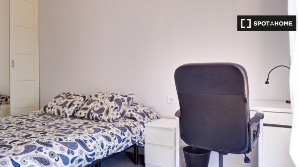 Pokój do wynajęcia w 6-pokojowym mieszkaniu na Plaza San Francisco,