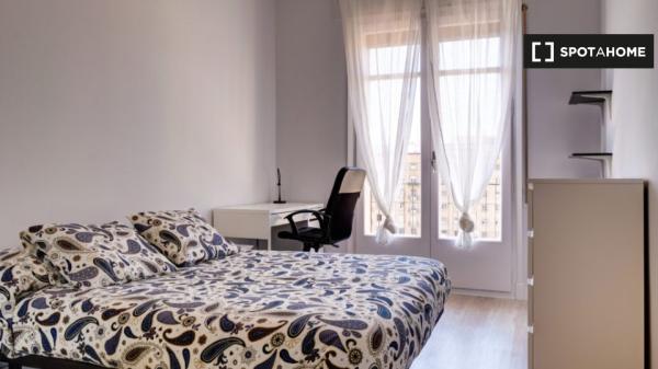 Pokój do wynajęcia w 6-pokojowym mieszkaniu na Plaza San Francisco,