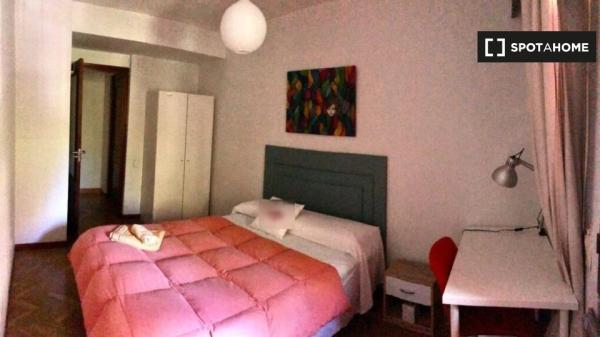 Zimmer zu vermieten in 10-Zimmer-Wohnung in Centro, Sevilla