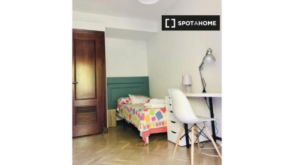 Zimmer zu vermieten in 10-Zimmer-Wohnung in Centro, Sevilla
