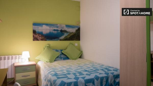 Alegre habitación en alquiler en apartamento de 5 dormitorios en Alcalá.