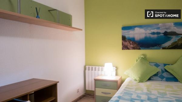 Alegre habitación en alquiler en apartamento de 5 dormitorios en Alcalá.