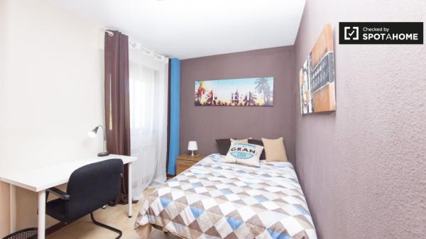 Alegre habitación en alquiler en apartamento de 5 dormitorios en Alcalá.