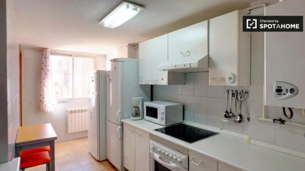 Alegre habitación en alquiler en apartamento de 5 dormitorios en Alcalá.