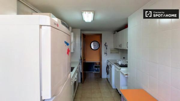 Alegre habitación en alquiler en apartamento de 5 dormitorios en Alcalá.