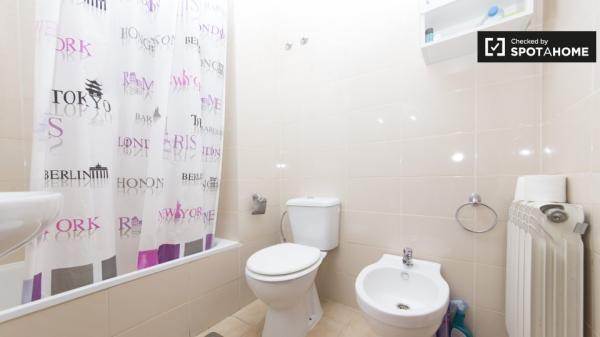 Alegre habitación en alquiler en apartamento de 5 dormitorios en Alcalá.