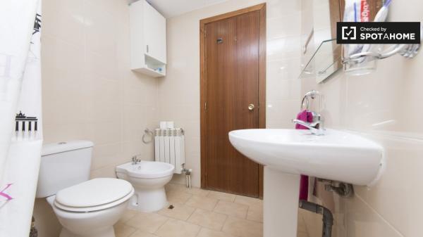 Alegre habitación en alquiler en apartamento de 5 dormitorios en Alcalá.