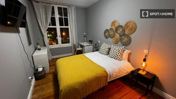 Room for rent in 5-bedroom apartment in Bilbao
