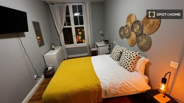 Room for rent in 5-bedroom apartment in Bilbao