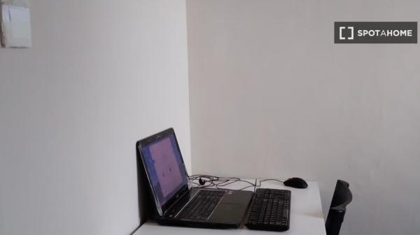 Chambre à louer dans un appartement de 4 chambres à Séville