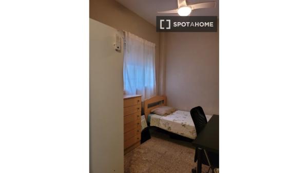 Chambre à louer dans un appartement de 4 chambres à Séville