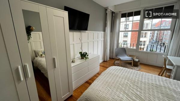 Room for rent in 5-bedroom apartment in Bilbao