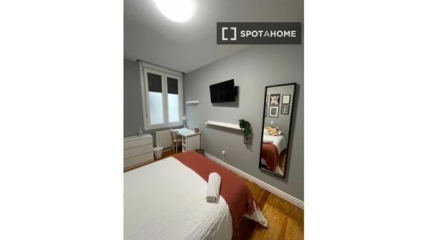 Room for rent in 5-bedroom apartment in Bilbao