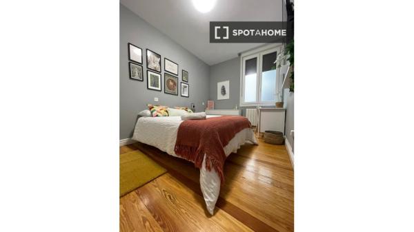Room for rent in 5-bedroom apartment in Bilbao