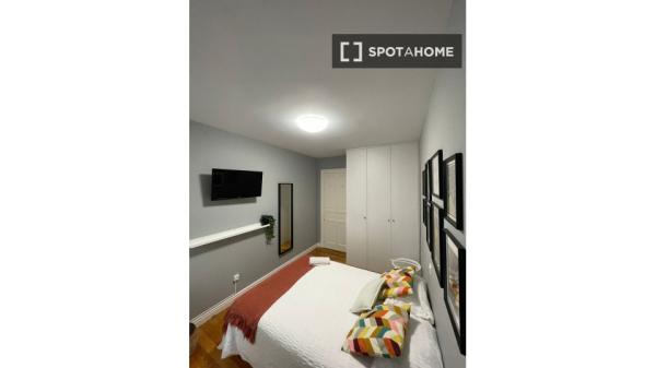 Room for rent in 5-bedroom apartment in Bilbao