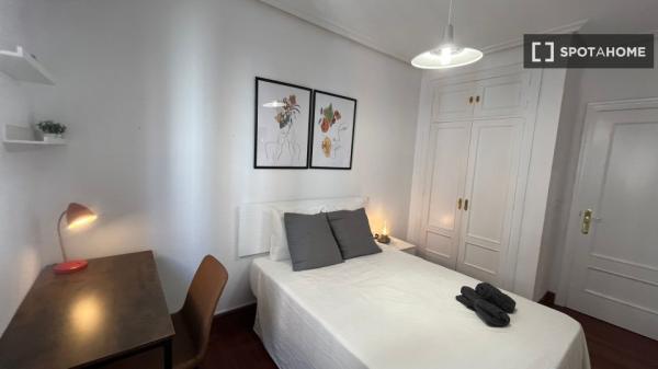 Pokój we wspólnym mieszkaniu w Bilbao