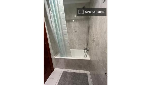 Pokój we wspólnym mieszkaniu w Bilbao