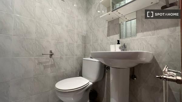 Pokój we wspólnym mieszkaniu w Bilbao