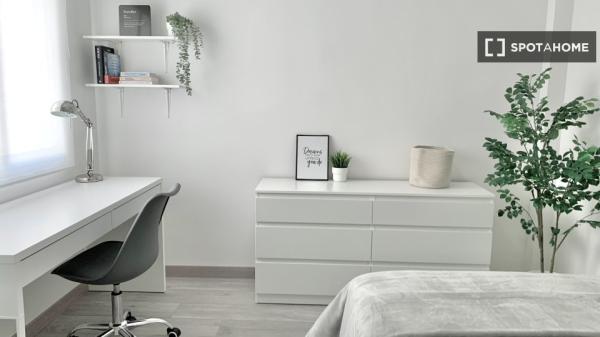 Se alquila habitación en piso de 6 habitaciones en Murcia