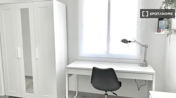 Se alquila habitación en piso de 6 habitaciones en Murcia