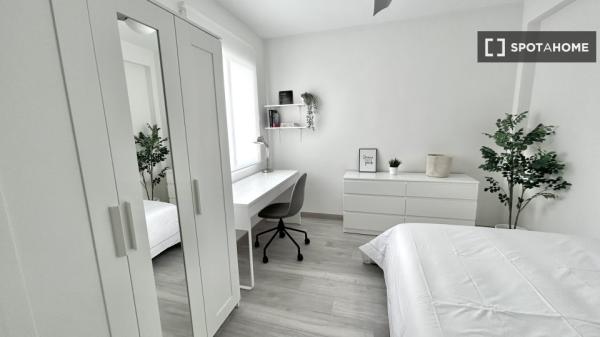 Se alquila habitación en piso de 6 habitaciones en Murcia