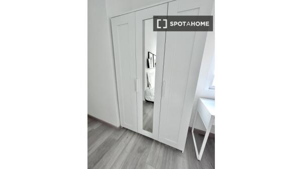 Se alquila habitación en piso de 6 habitaciones en Murcia