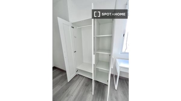 Se alquila habitación en piso de 6 habitaciones en Murcia