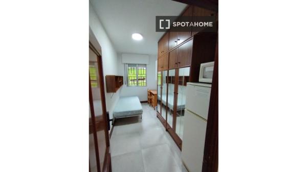 Zimmer zu vermieten in 5-Zimmer-Wohnung in Iralabarri, Bilbao