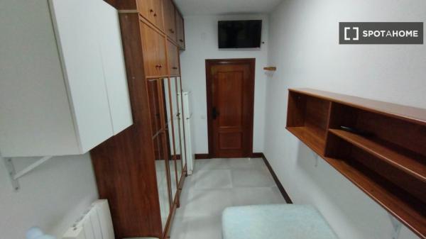 Zimmer zu vermieten in 5-Zimmer-Wohnung in Iralabarri, Bilbao