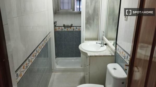 Zimmer zu vermieten in 5-Zimmer-Wohnung in Iralabarri, Bilbao