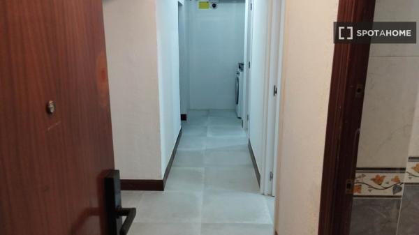 Zimmer zu vermieten in 5-Zimmer-Wohnung in Iralabarri, Bilbao