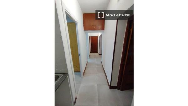 Zimmer zu vermieten in 5-Zimmer-Wohnung in Iralabarri, Bilbao