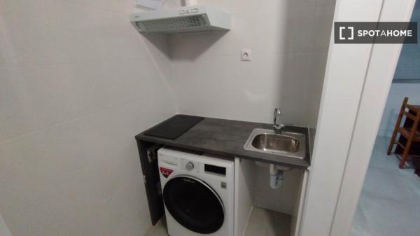 Zimmer zu vermieten in 5-Zimmer-Wohnung in Iralabarri, Bilbao