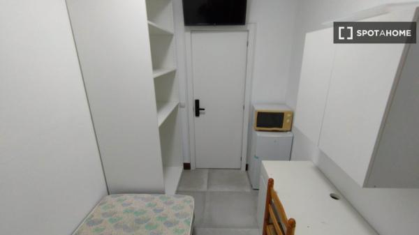 Zimmer zu vermieten in 5-Zimmer-Wohnung in Iralabarri, Bilbao