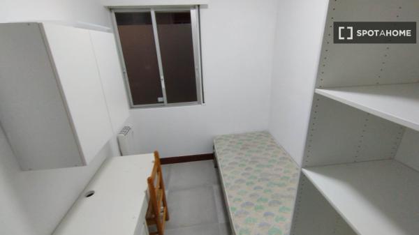 Zimmer zu vermieten in 5-Zimmer-Wohnung in Iralabarri, Bilbao