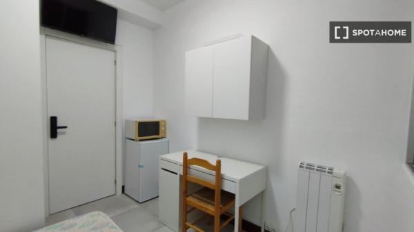 Zimmer zu vermieten in 5-Zimmer-Wohnung in Iralabarri, Bilbao