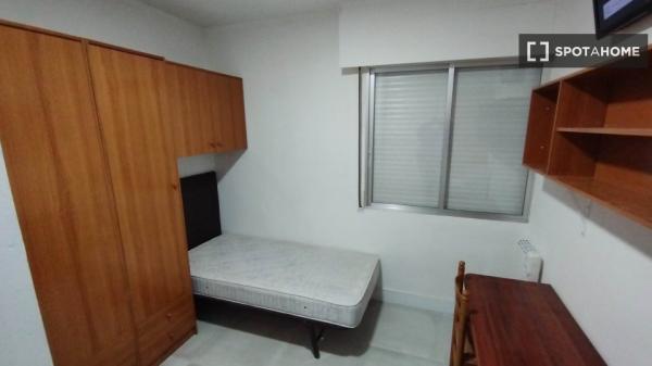 Zimmer zu vermieten in 5-Zimmer-Wohnung in Iralabarri, Bilbao