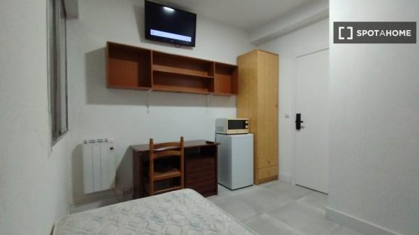 Zimmer zu vermieten in 5-Zimmer-Wohnung in Iralabarri, Bilbao