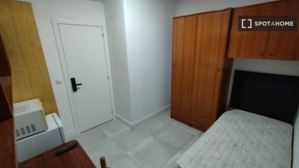 Zimmer zu vermieten in 5-Zimmer-Wohnung in Iralabarri, Bilbao