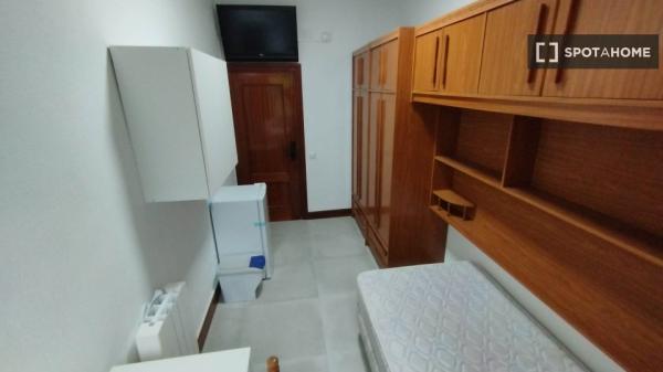 Zimmer zu vermieten in 5-Zimmer-Wohnung in Iralabarri, Bilbao