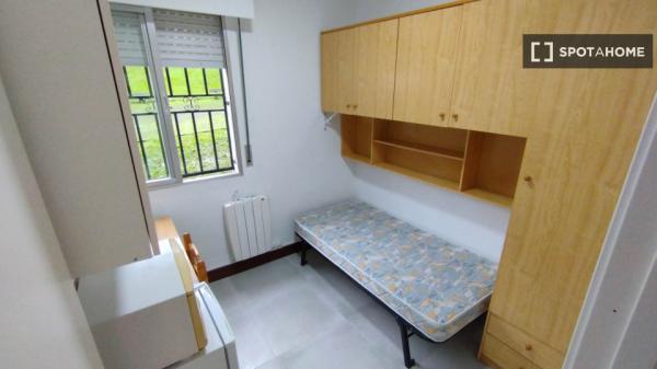 Zimmer zu vermieten in 5-Zimmer-Wohnung in Iralabarri, Bilbao