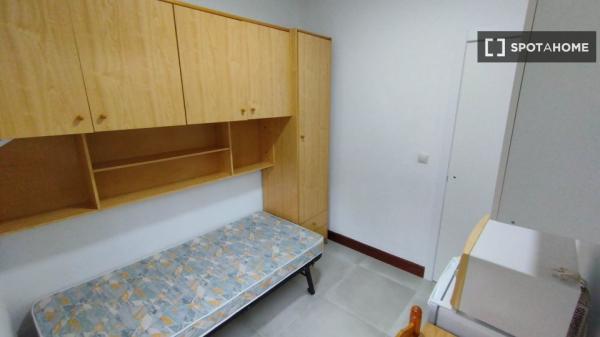 Zimmer zu vermieten in 5-Zimmer-Wohnung in Iralabarri, Bilbao