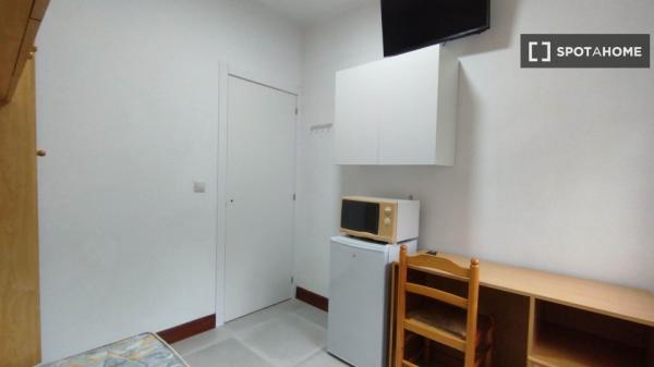 Zimmer zu vermieten in 5-Zimmer-Wohnung in Iralabarri, Bilbao