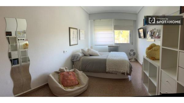 Habitación en piso de 2 habitaciones en Lloma Badada