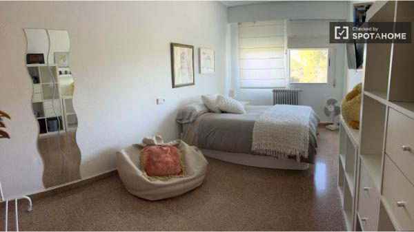 Habitación en piso de 2 habitaciones en Lloma Badada