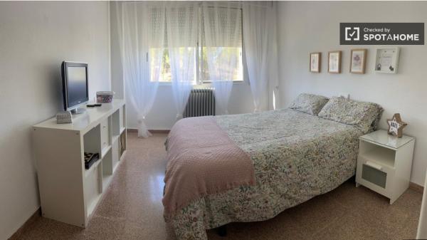 Habitación en piso de 2 habitaciones en Lloma Badada