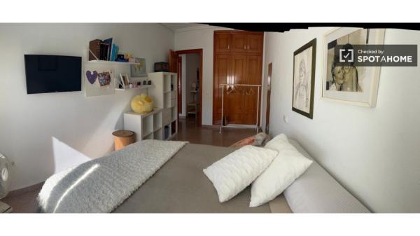 Habitación en piso de 2 habitaciones en Lloma Badada