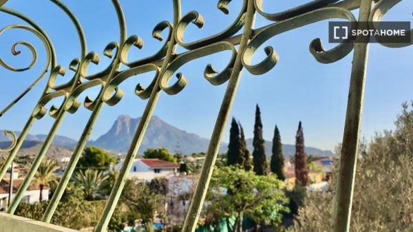 Rooms for rent in 3-bedroom house in Villajoyosa